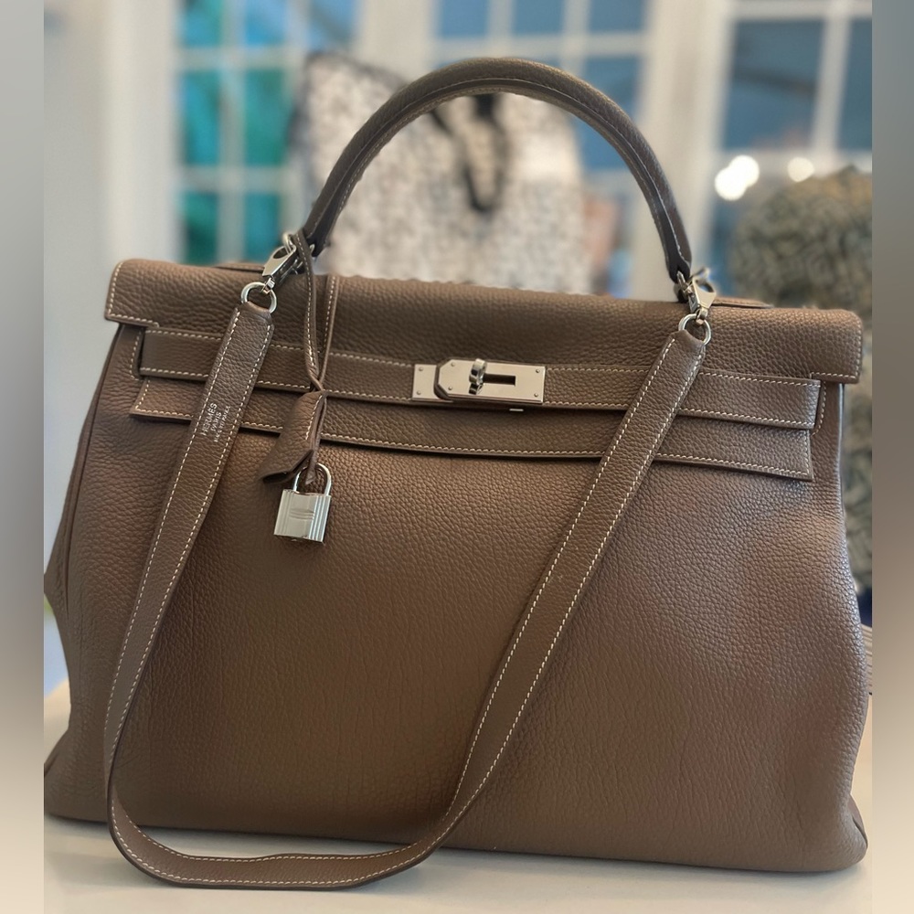 Mushroom Hermes Kelly Bag with strap and chain. Silver hardware. 40’